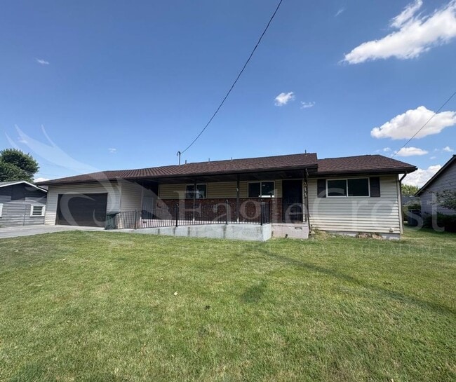 Building Photo - Three Bedroom, Two Bathroom House plus bon...