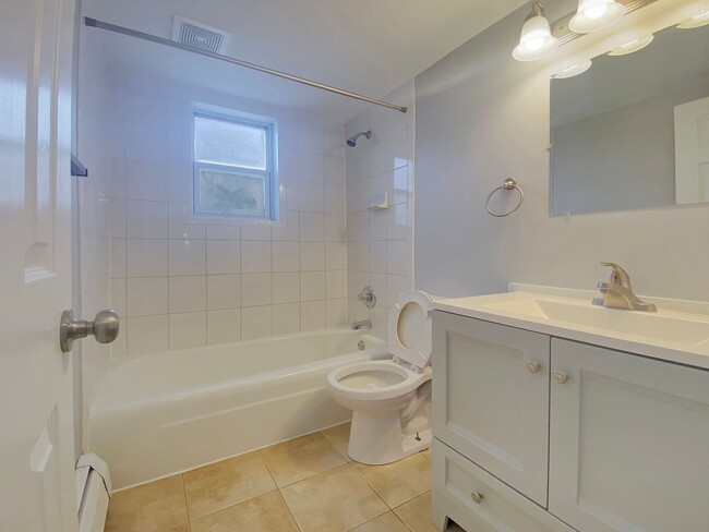 Foto del edificio - Two Bedroom - 1 Bath 2 Blocks from Lake Ma...