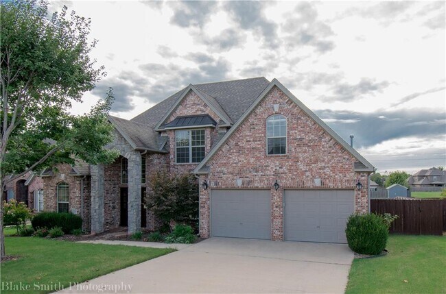 Building Photo - 2247 N Berkleigh Dr