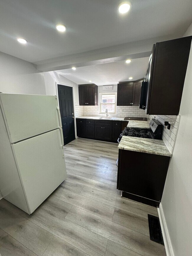 Foto del edificio - 4 Bedroom row home
