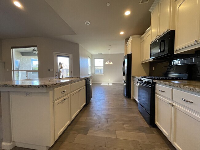 Building Photo - 3417 Schill Ln