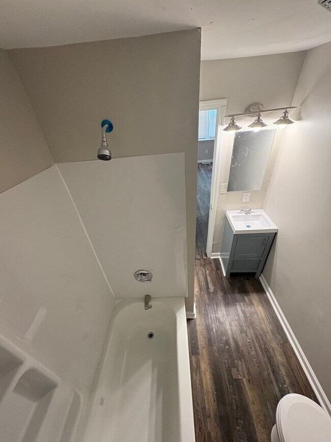 Foto del edificio - Newly Remodeled Westside 3 Bedroom Triplex  Near Lafayette Rd and Tibbs Avenue