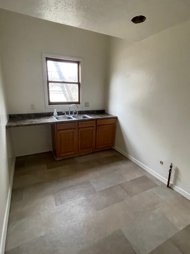 Building Photo - 1024 N Ellis St