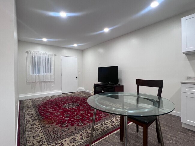 Foto del edificio - 1367 W 12th St