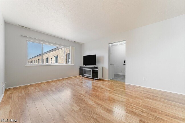 Foto del edificio - 25735 Lorain Rd