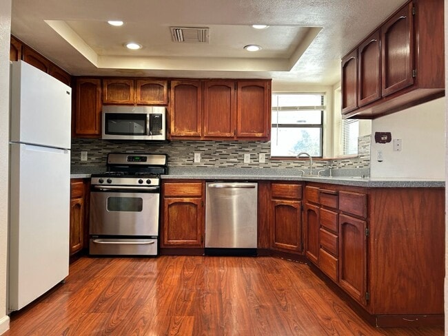 Foto del edificio - PLEASE CONTACT VAUGHN REALTY TO SET UP AN APPOINTMENT (760)446-6561