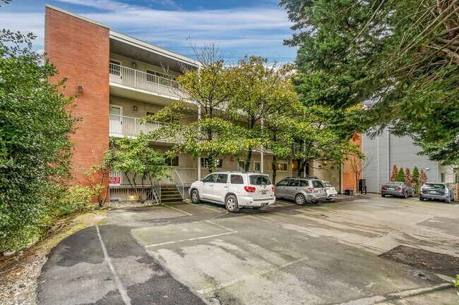 Building Photo - Location is key to this 2 bedroom with a v...