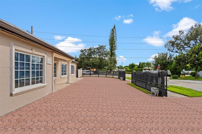 Foto del edificio - 1145 SW 74th Ct