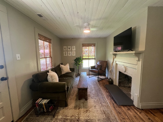 Building Photo - 614 W Holt St