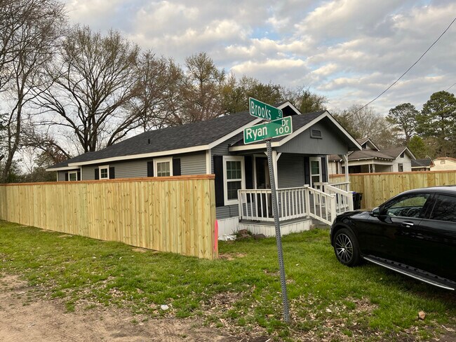 Side view (Corner lot) - 101 Brooks St