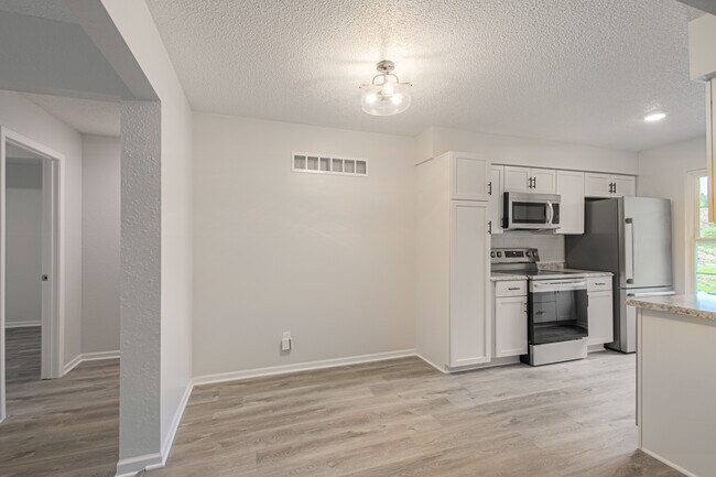 Building Photo - 1305 La Chateau Dr