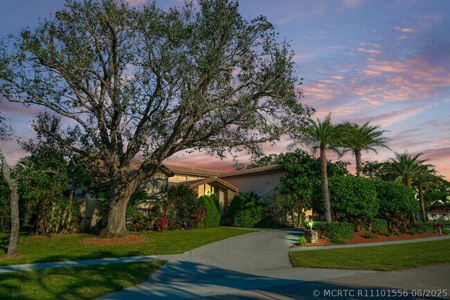 Foto del edificio - 15835 Meadow Wood Dr