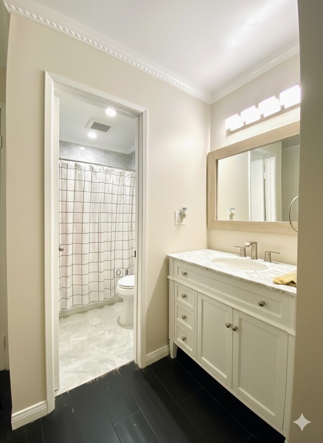 Building Photo - 620 W Hyde Park Blvd