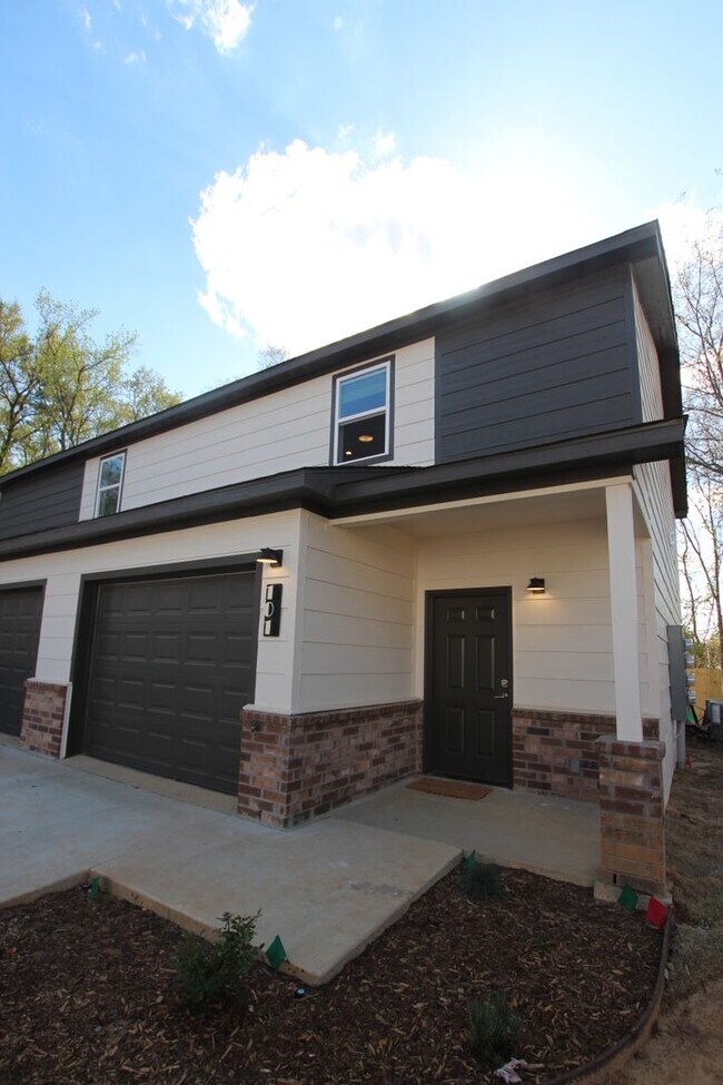 Foto del edificio - Coming Soon! Stunning 2 Bed 2.5 Bath 1 Car Garage Townhome in Tyler!