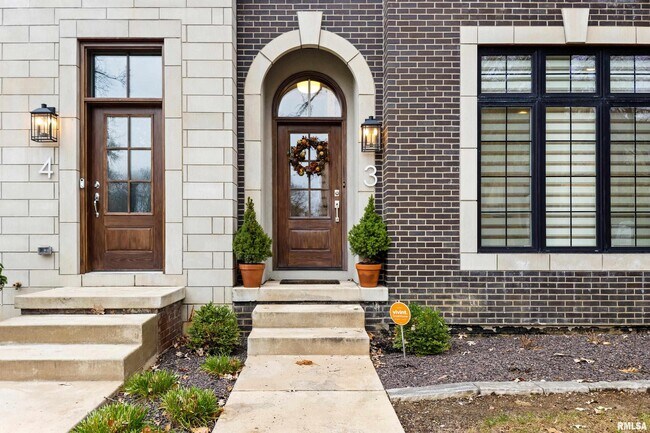 Building Photo - 824 W Moss Ave