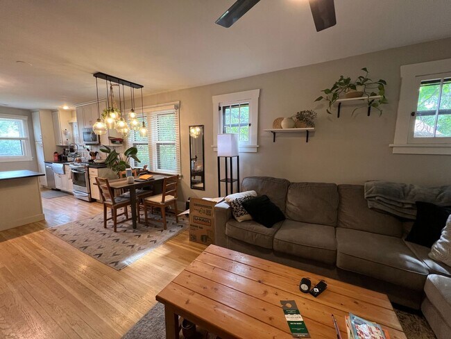 Foto del edificio - Highlands Bungalow Available Now!