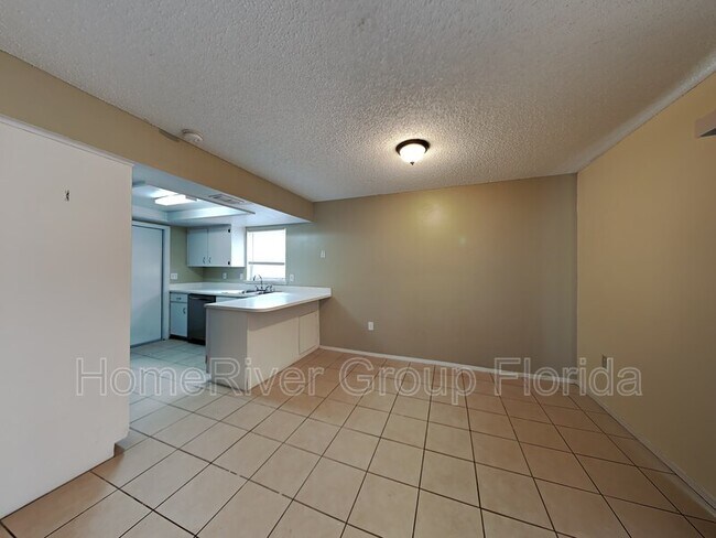 Foto del edificio - 3421 Cove Ct E