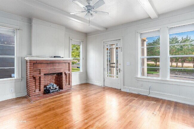 Foto del edificio - "Charming 1-Bed Retreat with Cozy Fireplac...