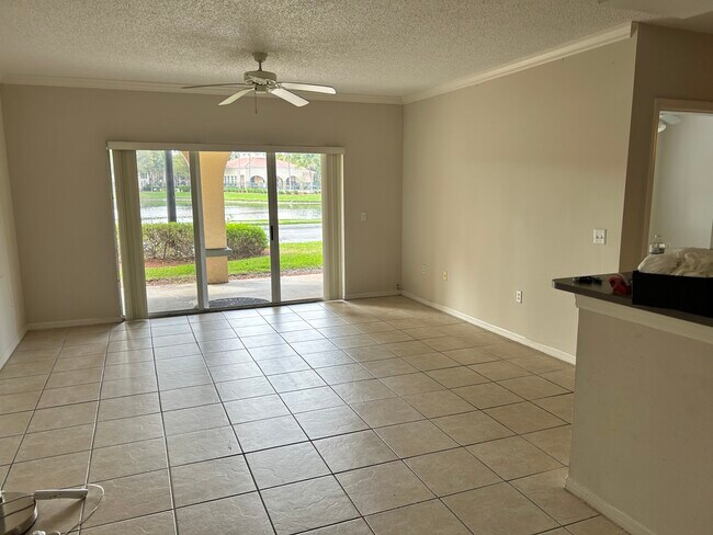 Foto del edificio - 2424 Centergate Dr