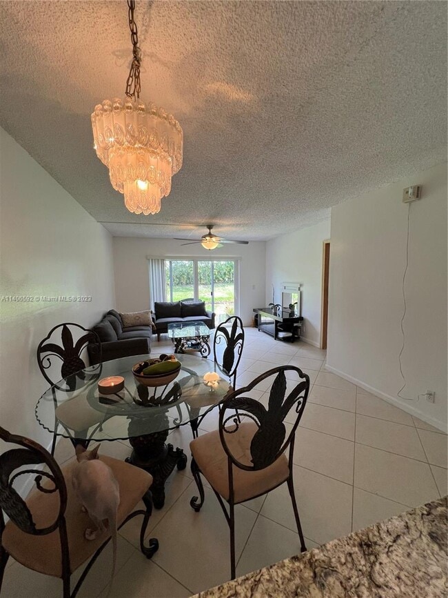 Foto del edificio - 10181 Twin Lakes Dr