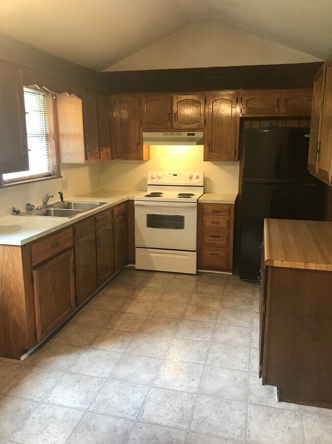 Building Photo - Split level, Basement! Close to mall! $1095!
