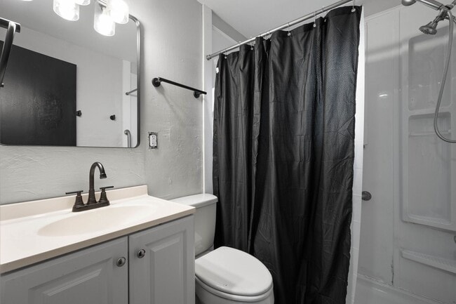 Building Photo - Stunning 3 bedroom in McKees Rocks availab...