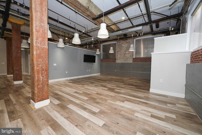 Building Photo - 1822 E Glenwood Ave