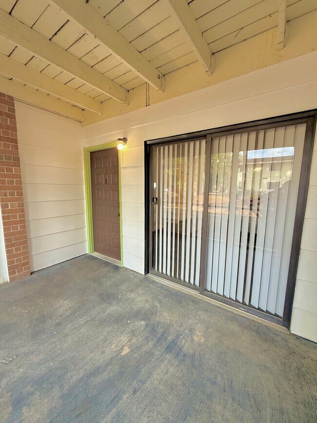 Foto del edificio - Now available! Charming 2 bed / 1 bath condo in a prime Tallahassee location.