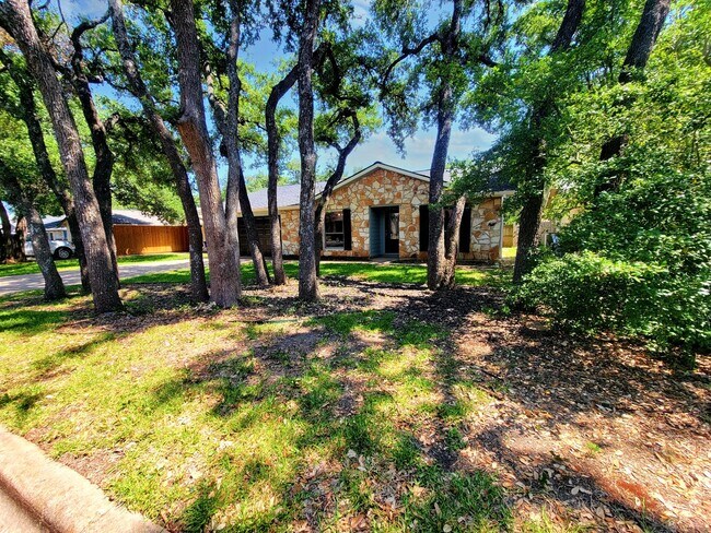 Foto del edificio - 3 Bed, 2 Bath Single-Level Gem with Firepl...