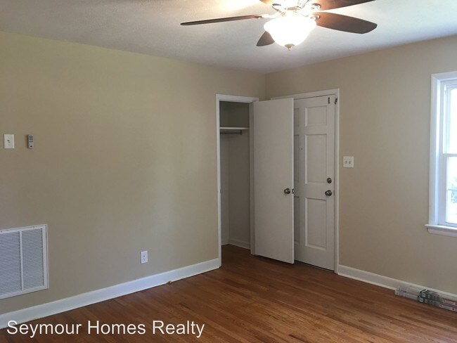 Building Photo - 127 Oak Circle Dr