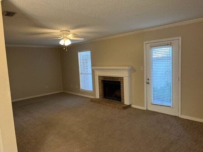 Foto del edificio - Three Bedroom / 2 Bath Townhome in Gate Co...
