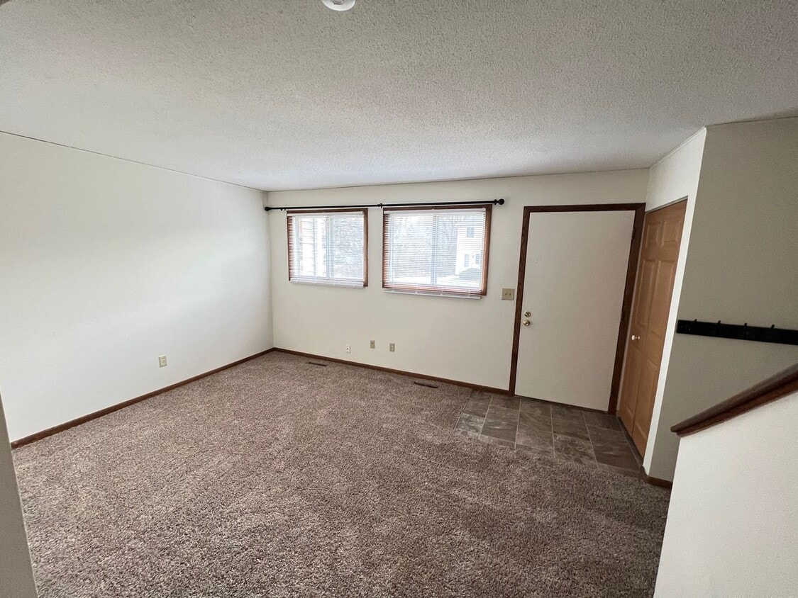 1491 Goodwin Ave N, Oakdale, MN 55128 House Rental in Oakdale, MN