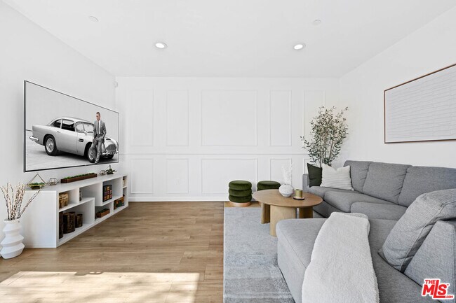 Foto del edificio - 118 N Kings Rd