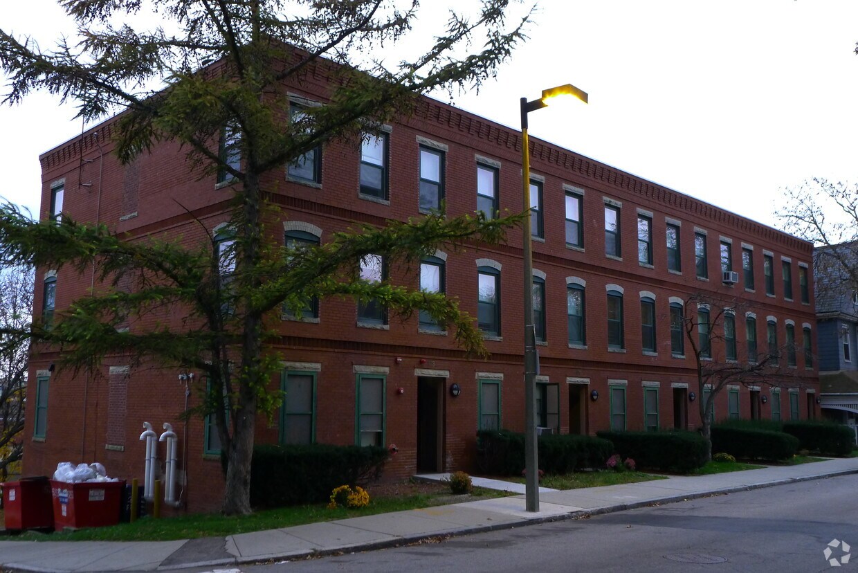 Primary Photo - 128-136 Adams St