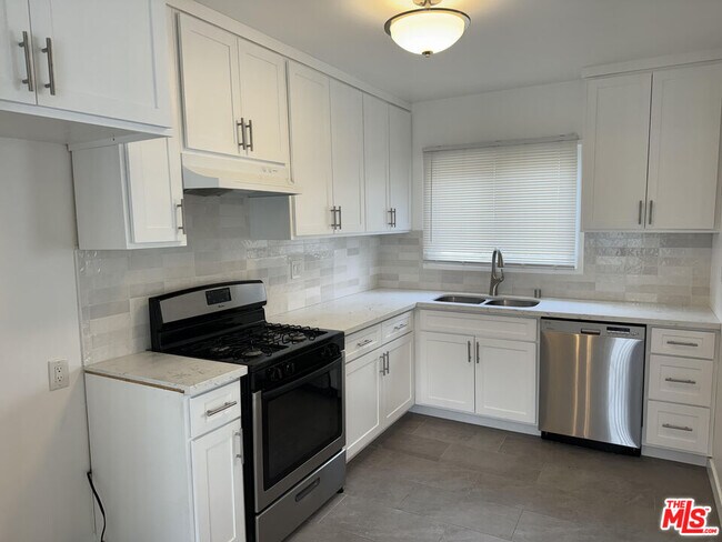 Foto del edificio - 4555 Sylmar Ave