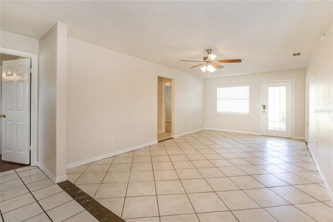 Foto del edificio - 301 Farmbrook Rd