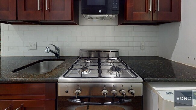 Building Photo - 307 Mott St