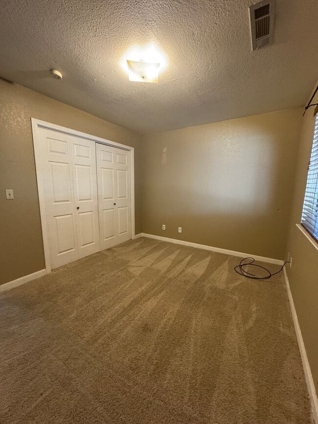 Building Photo - 3 Bed, 3 Bath Country Home with Pool