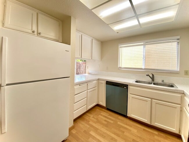 Foto del edificio - 4-bedroom Home for rent in Fremont - Arden...