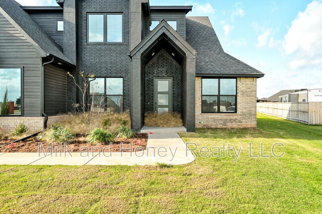 Building Photo - 2101 Dax Ln