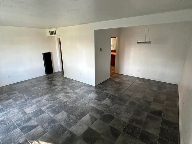 Building Photo - 2102 W Minnezona Ave