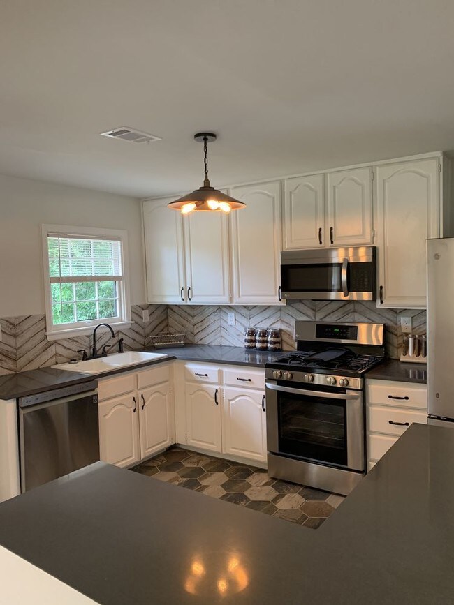 Foto del edificio - 4 Bedroom 2 Bathroom Home in Decatur