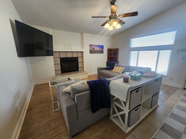 Foto del edificio - Fully Furnished 3 Bedroom Home w/ Covered ...