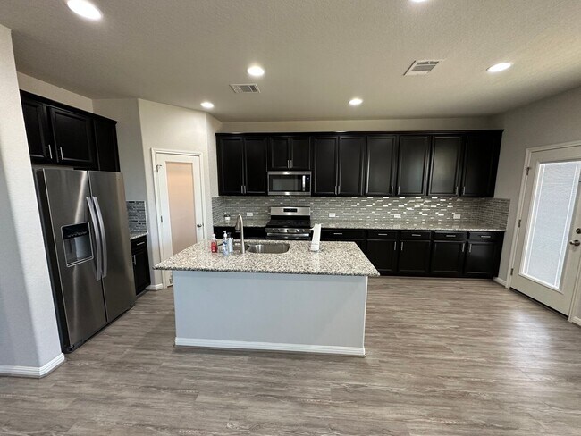 Foto del edificio - GORGEOUS 4BR 2.5 BATH WITH LOTS OF NEIGHBO...