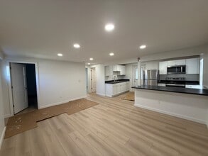 Building Photo - 418 Oak St