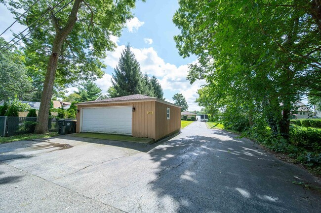 Building Photo - 27657 W Lakeshore Dr