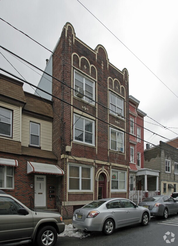 Building Photo - 533 27th St