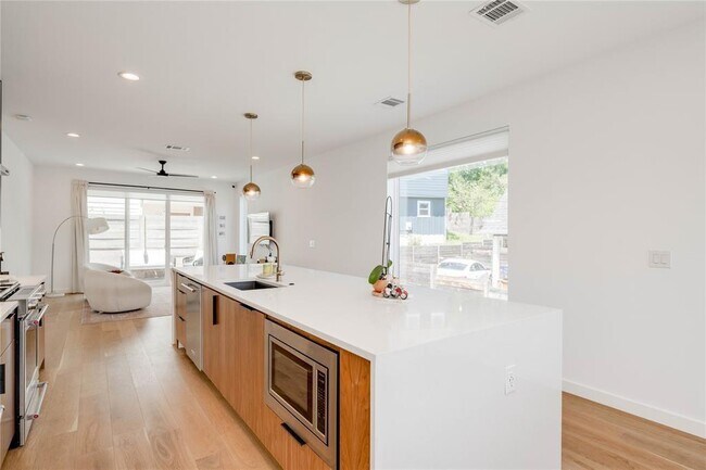 Building Photo - 1208 Luna St