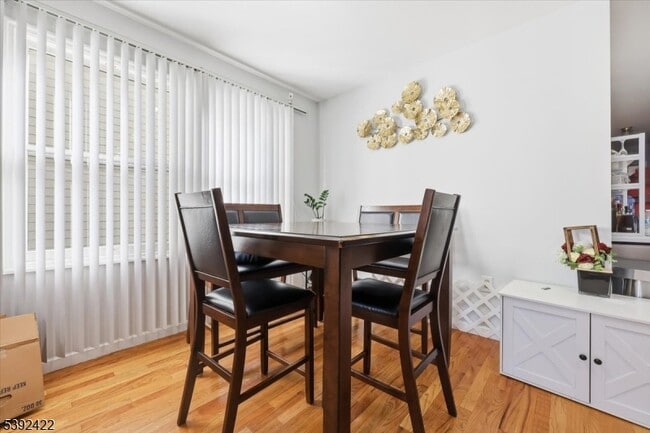 Foto del edificio - 245 Burgess Pl