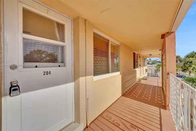 Building Photo - 2909 Middle River Dr